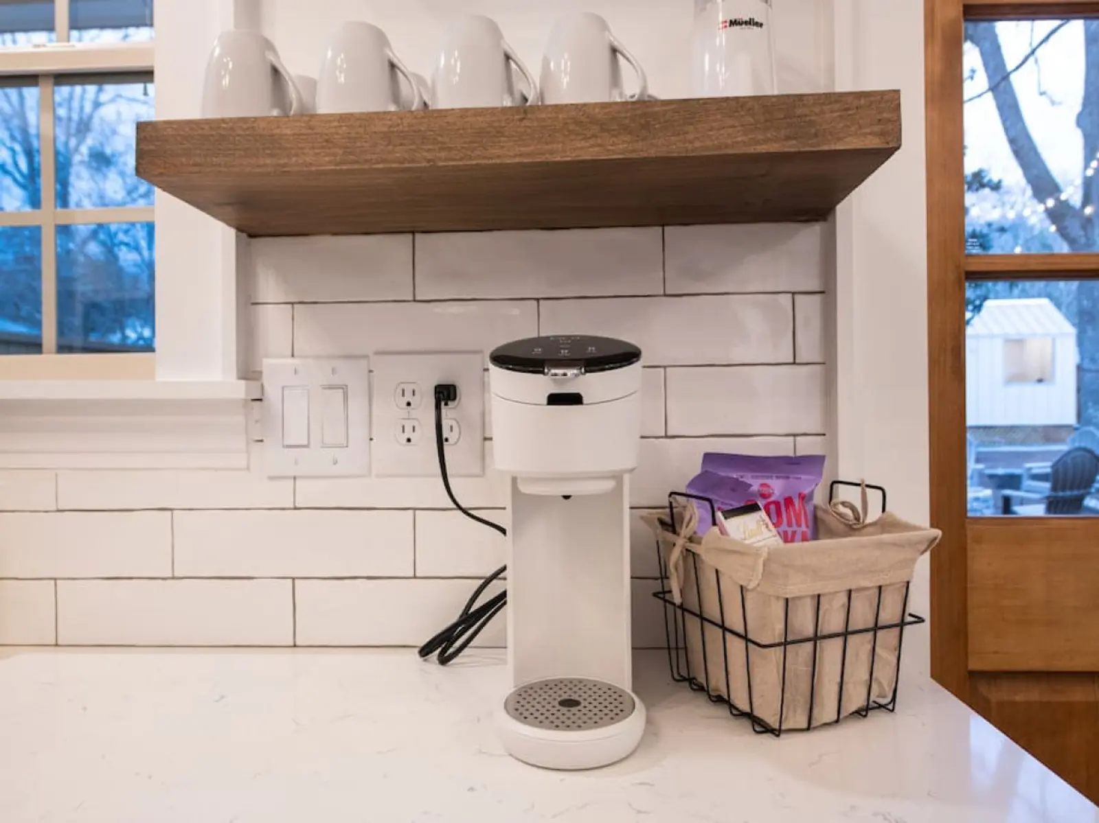 Coffee station with a single-serve brewer