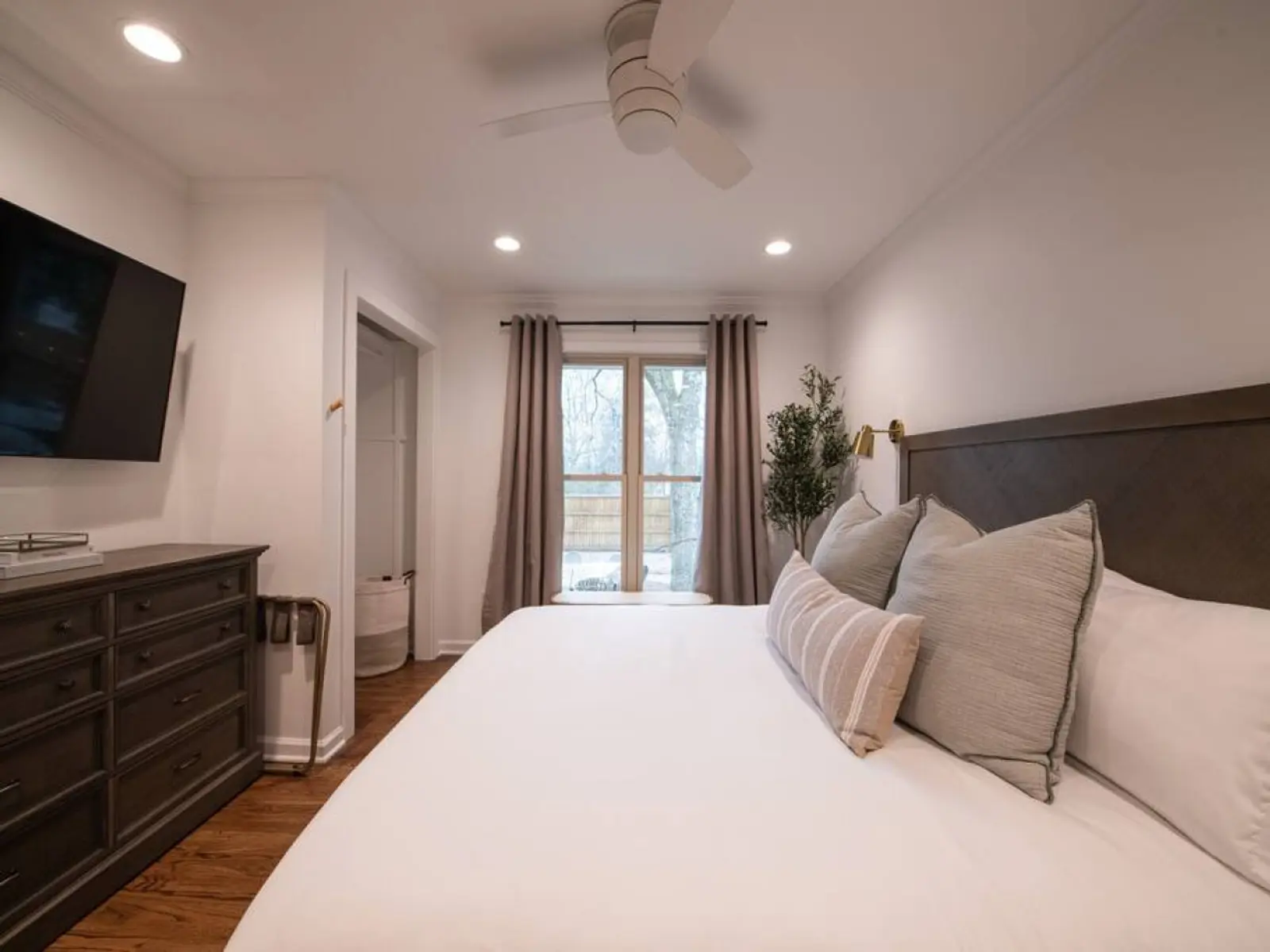 Crossing House primary bedroom with king bed